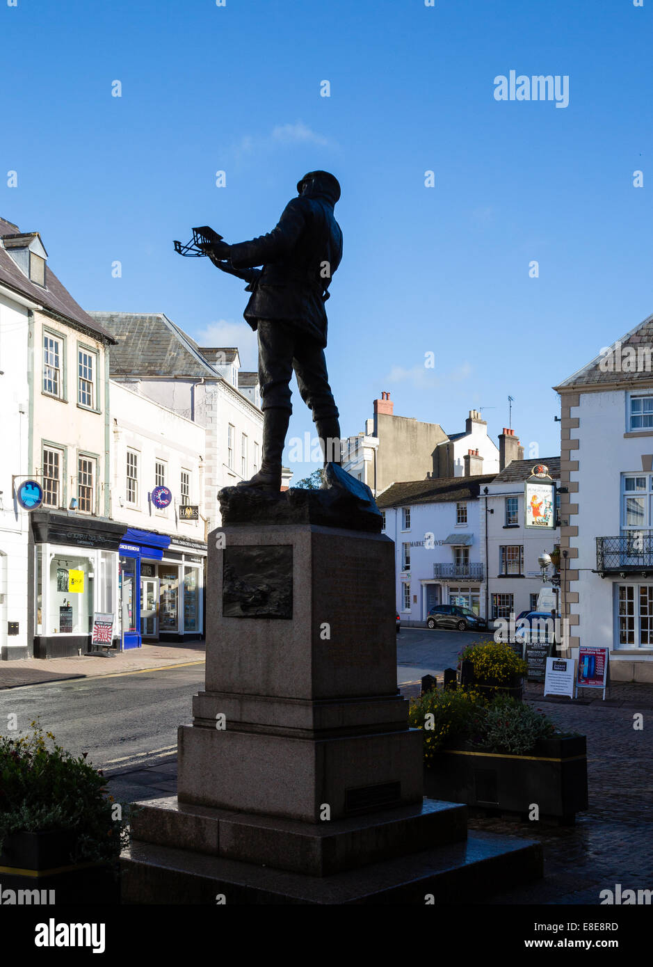 Agincourt Square in Monmouth mit seiner Bronze-Denkmal von Charles rollt der Flugpionier, lebte in der walisischen Stadt Stockfoto