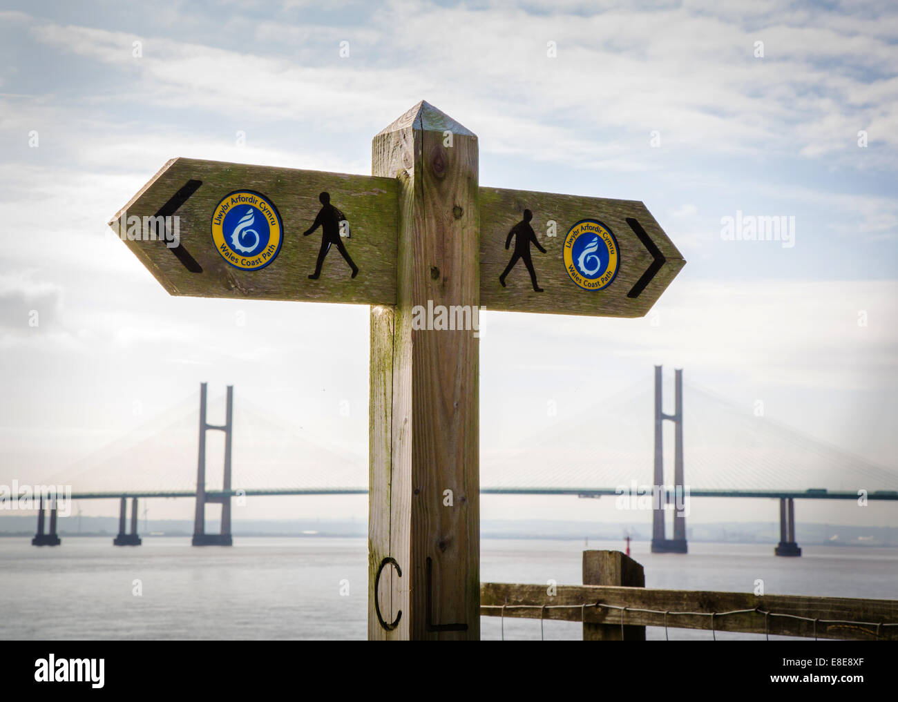 Spiegelbild Zeichen Posten auf dem Wales Coast Path Ferngespräche national Trail in der Nähe der neuen Severn Crossing Wales UK Stockfoto