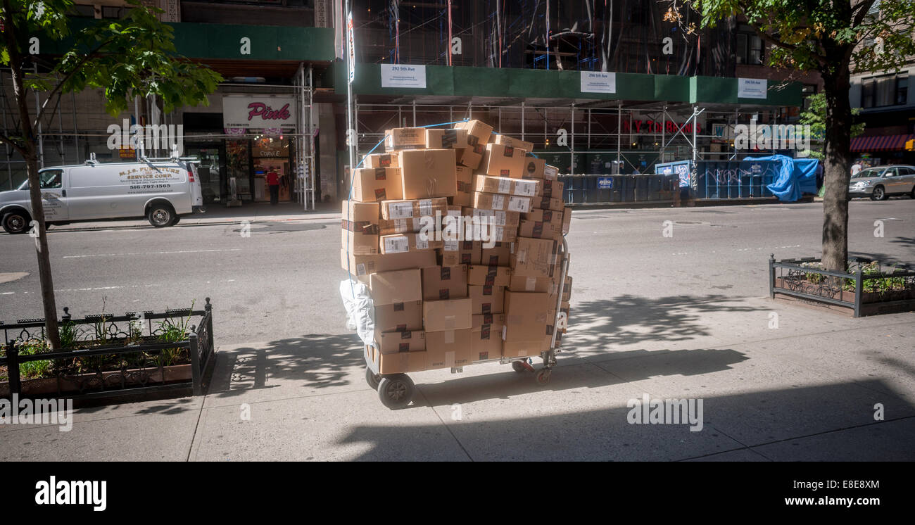 Ein Wagen beladen mit Pakete des Händlers Amazon ist in Midtown Manhattan in New York gesehen. Stockfoto