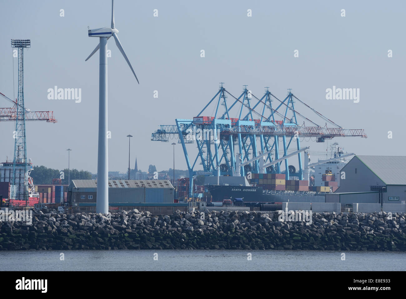 Portal-Krane arbeiten über ein Containerschiff in Liverpool Docks UK Stockfoto