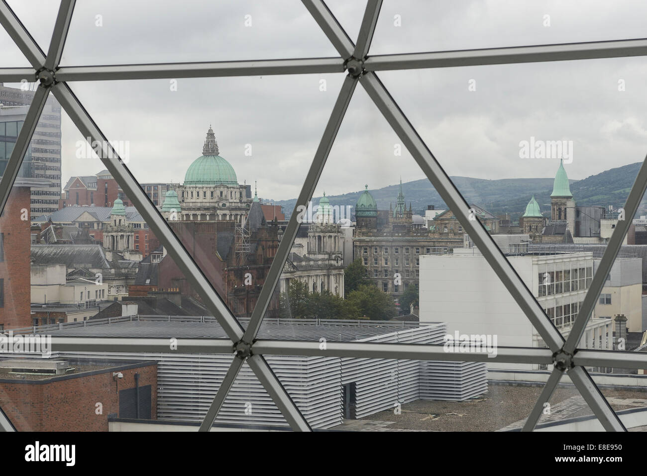 Der Blick von der Aussichtsplattform in Victoria Square Shopping Center in Richtung Rathaus und Belfast Stadtzentrum Stockfoto