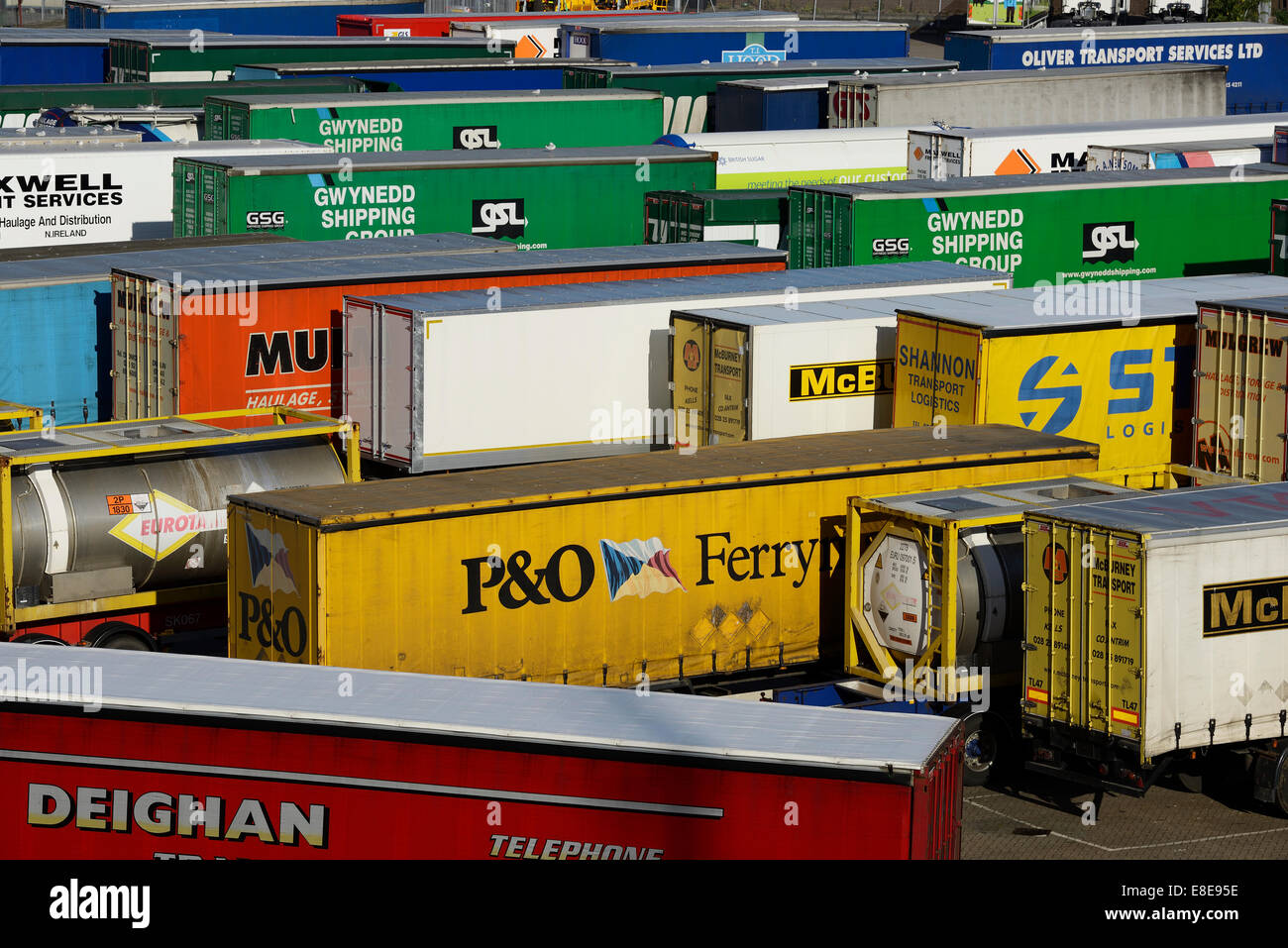 Fracht-Anhänger warten auf Verladung in Belfast Docks Nordirland Vereinigtes Königreich Stockfoto