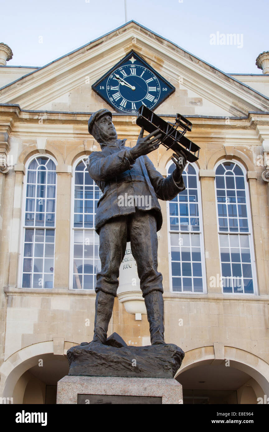 Bronzeskulptur von Flugpionier Charles Rolls vor der Shire Hall in Agincourt Square Monmouth Wales UK Stockfoto