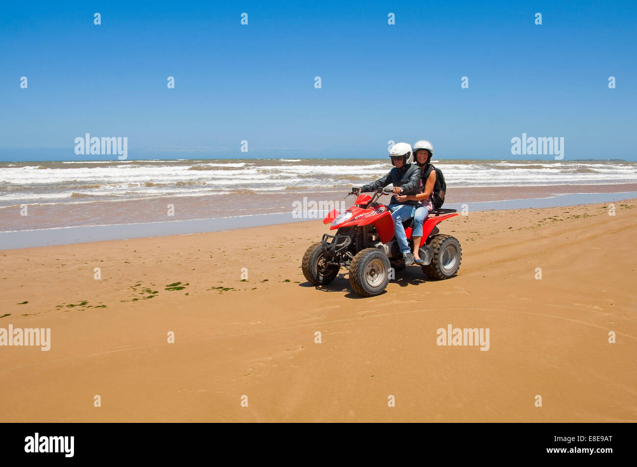 Horizontale Porträt ein junger Mann und eine Frau auf einem Quad-Bike am Strand auf Marokko. Stockfoto