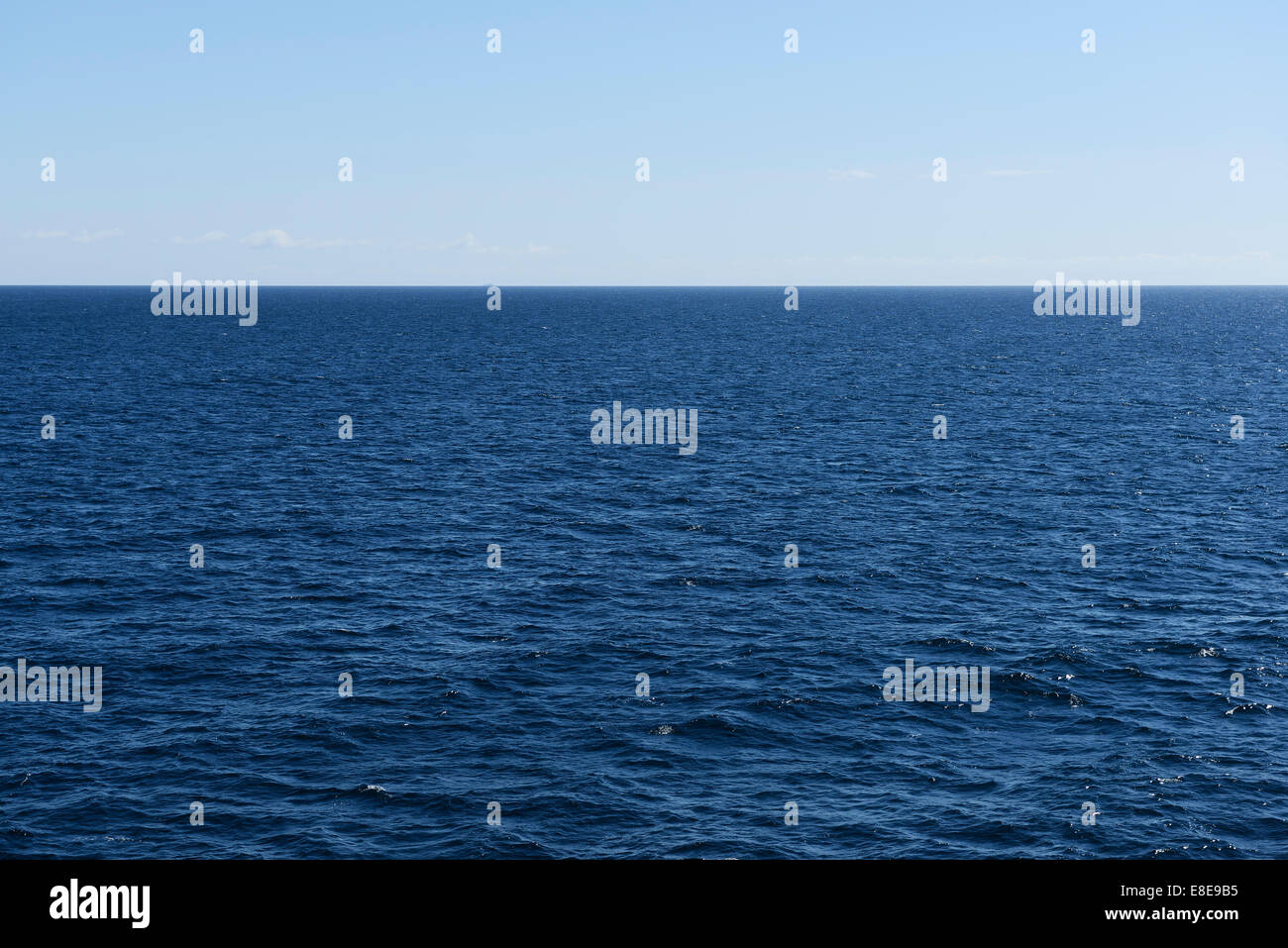 Ruhiges Meer und Horizont Stockfoto