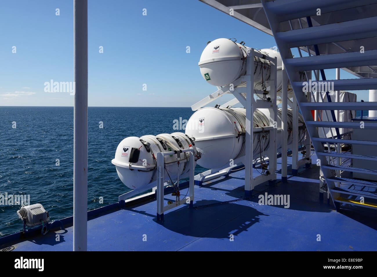 Rettungsinseln gespeichert auf dem Deck der Fähre Stena Lagan irische See Stockfoto