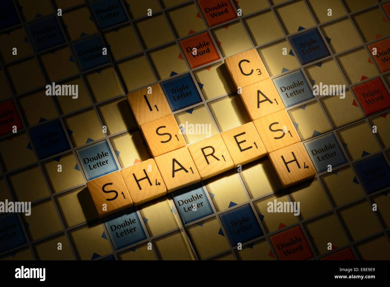 Scrabble-Brett mit den Worten Bargeld Aktien ISA Stockfoto