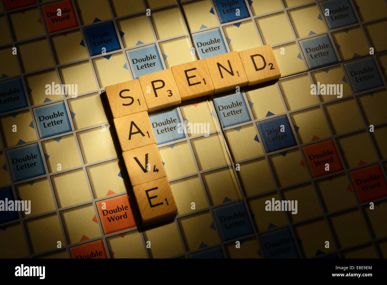 Scrabble-Brett mit den Worten Ausgaben speichern Stockfoto