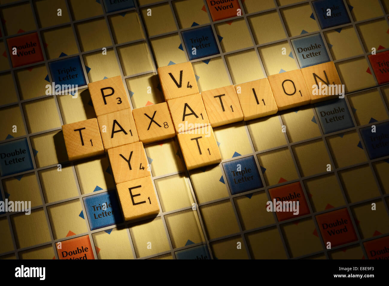 Scrabble-Brett mit den Worten Steuern Lohnsteuer Mehrwertsteuer Stockfoto