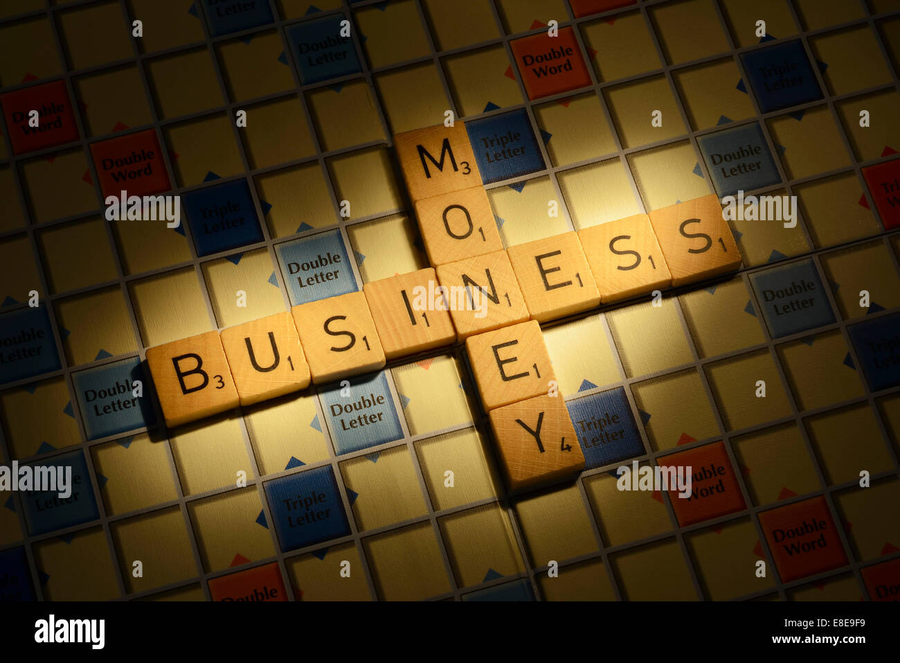 Scrabble-Brett mit den Worten Geld Geschäft Stockfoto
