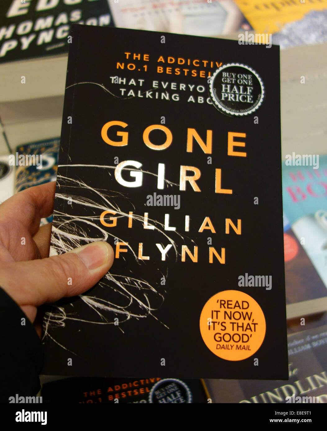 'Gone Girl' Bestseller-Thriller von Gillian Flynn in einer Buchhandlung, London Stockfoto