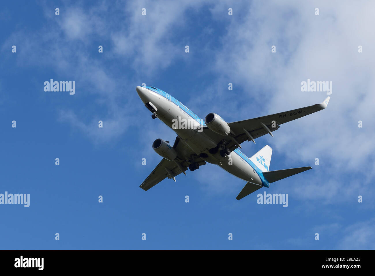 Royal Dutch Airlines KLM Boeing 737 Flugzeuge im Endanflug zum Flughafen Manchester UK Stockfoto