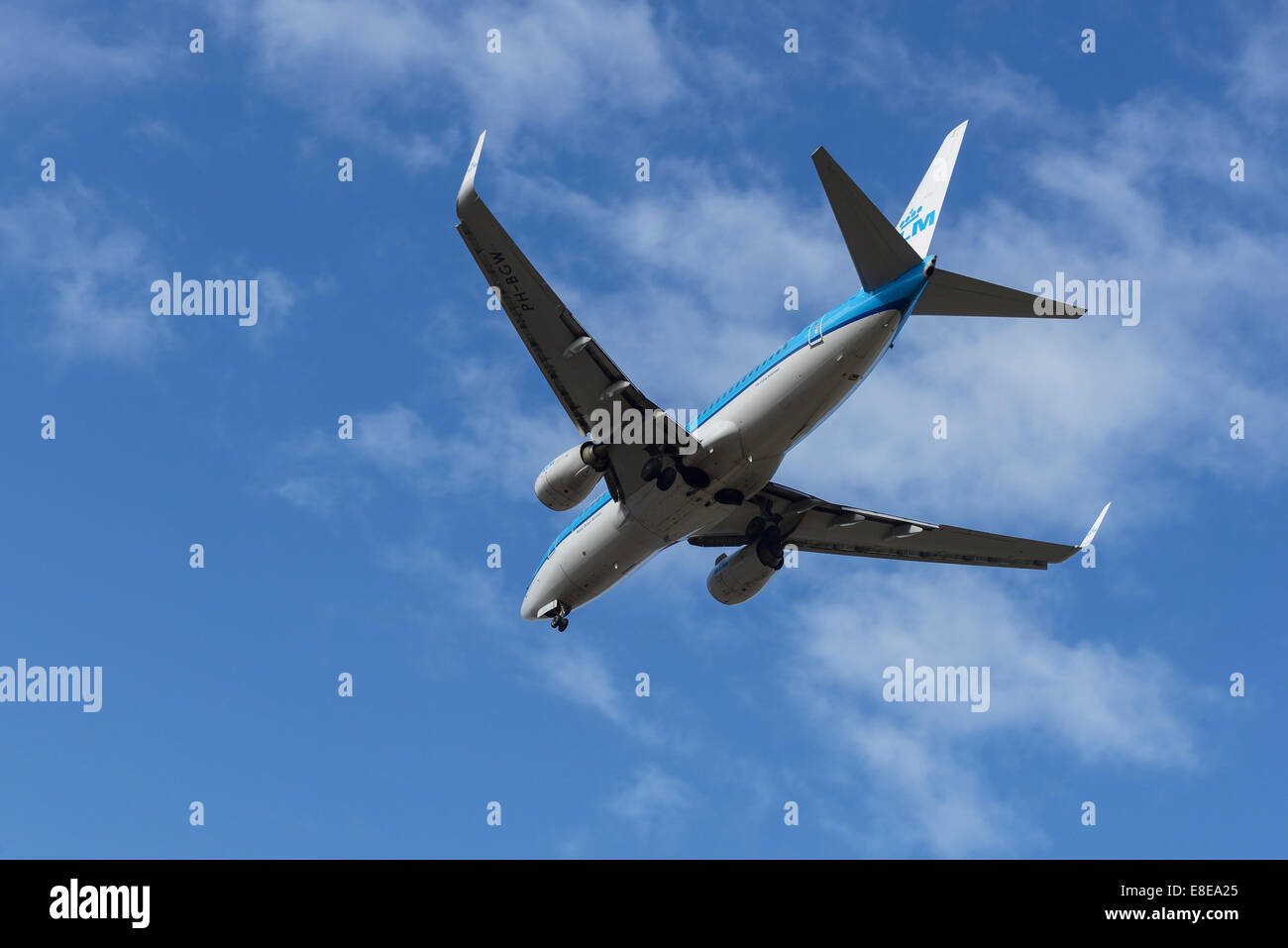 Royal Dutch Airlines KLM Boeing 737 Flugzeuge im Endanflug zum Flughafen Manchester UK Stockfoto