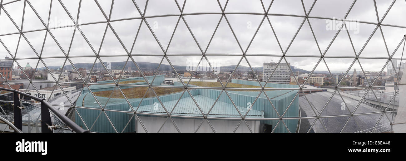 Der Panoramablick von der Aussichtsplattform in Victoria Square Shopping Center in Richtung Rathaus und Belfast Stadtzentrum Stockfoto