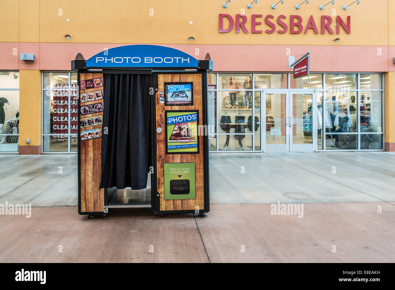 Photo Booth Kiosk, Bereitstellung von instant Bilder in The Outlet Shoppes at Oklahoma City, Oklahoma, USA. Stockfoto