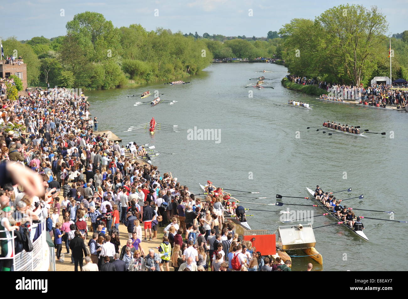 Szene aus einem Oxford College Bootshaus während Achter Woche mit dem Ziel für ein Ruderboot erfolgt, das vor - stoßen Beulen Stockfoto