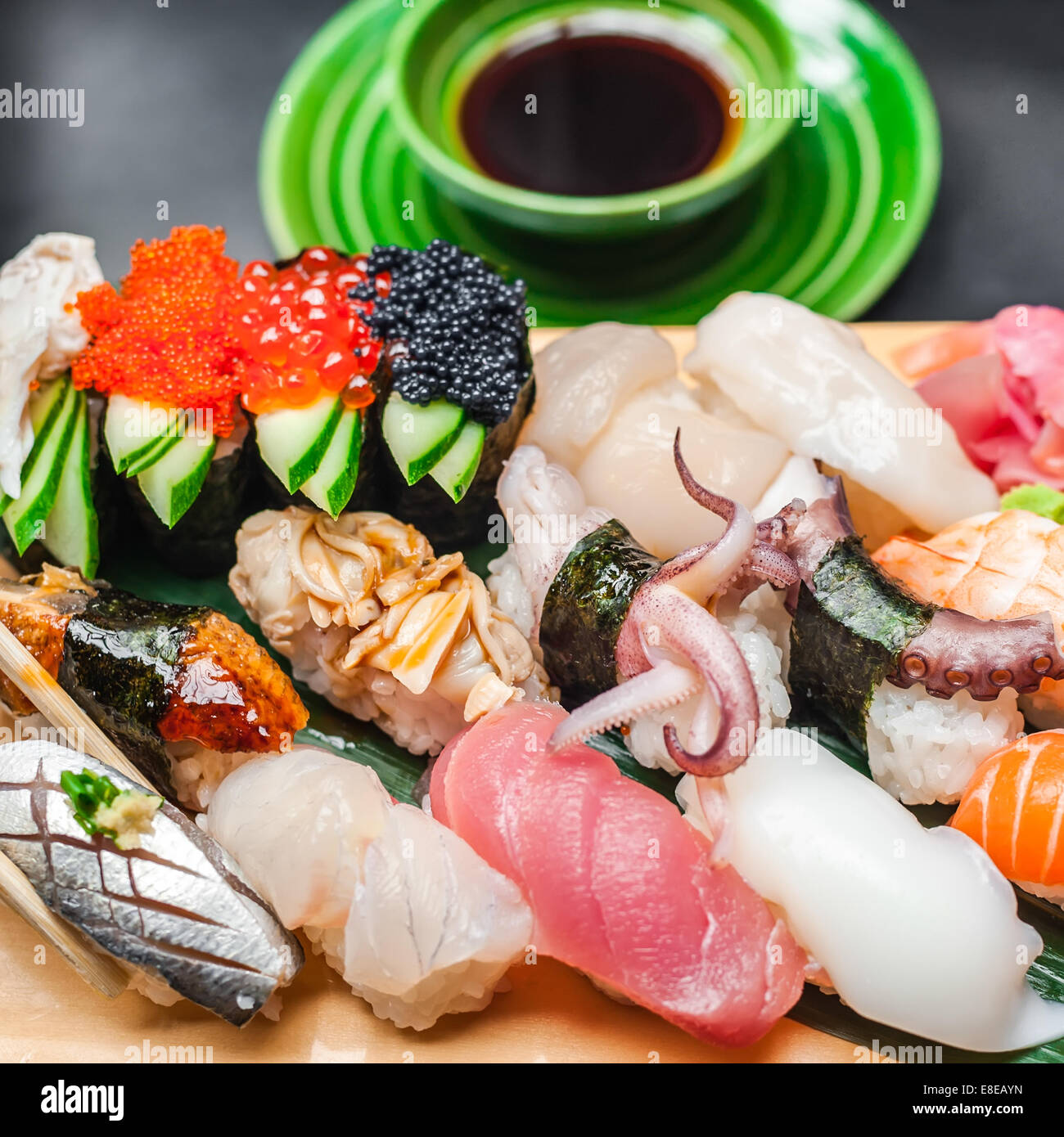 Premium-Qualität-Sushi-Rollen im japanischen Restaurant serviert. Asiatische Küche-Hintergrund Stockfoto