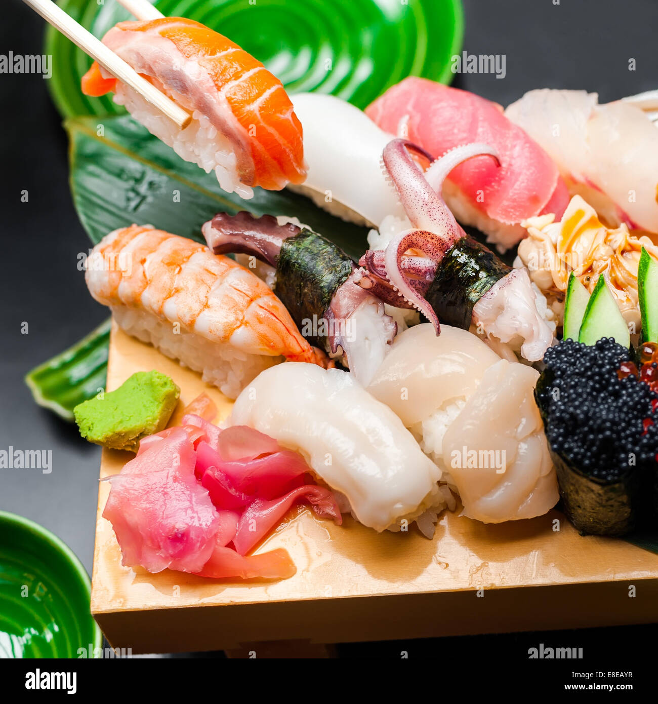 Premium-Qualität-Sushi-Rollen im japanischen Restaurant serviert. Asiatische Küche-Hintergrund Stockfoto