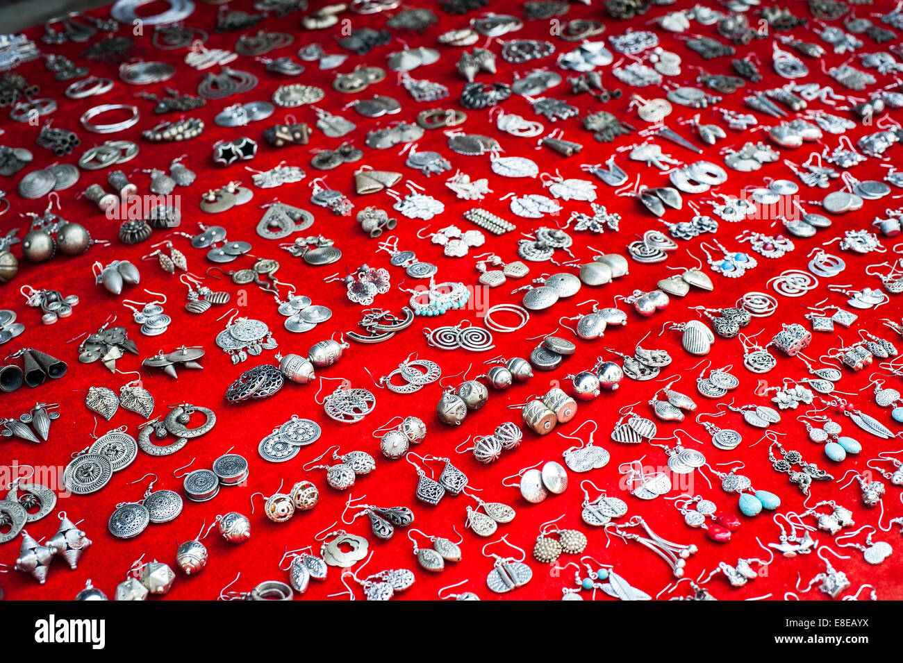 Viele billige Souvenir Armreifen am asiatischen Markt statt. Laos Stockfoto