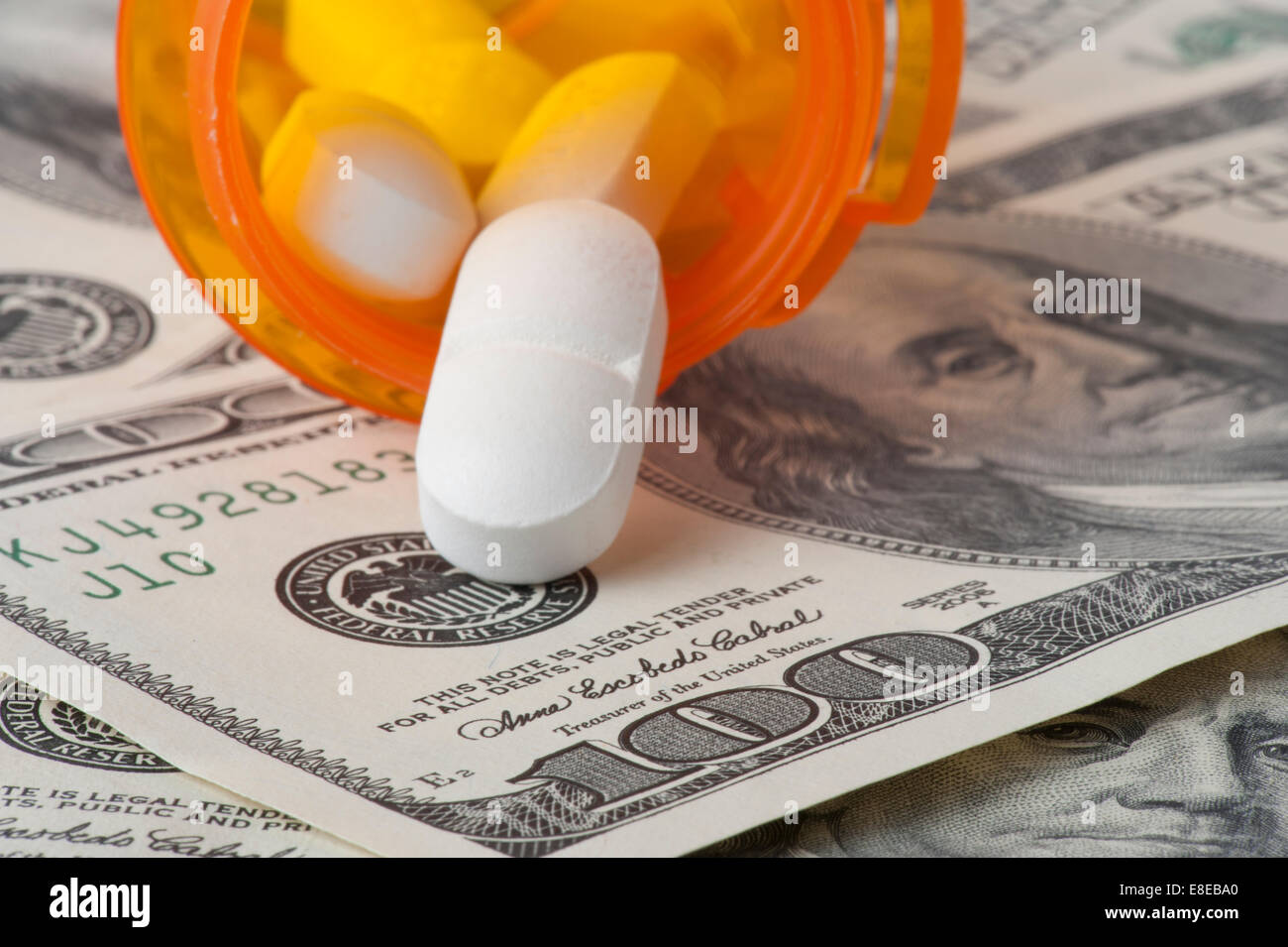 verschreibungspflichtigen Pillen und Flasche auf$ 100-Dollar-Scheine Stockfoto