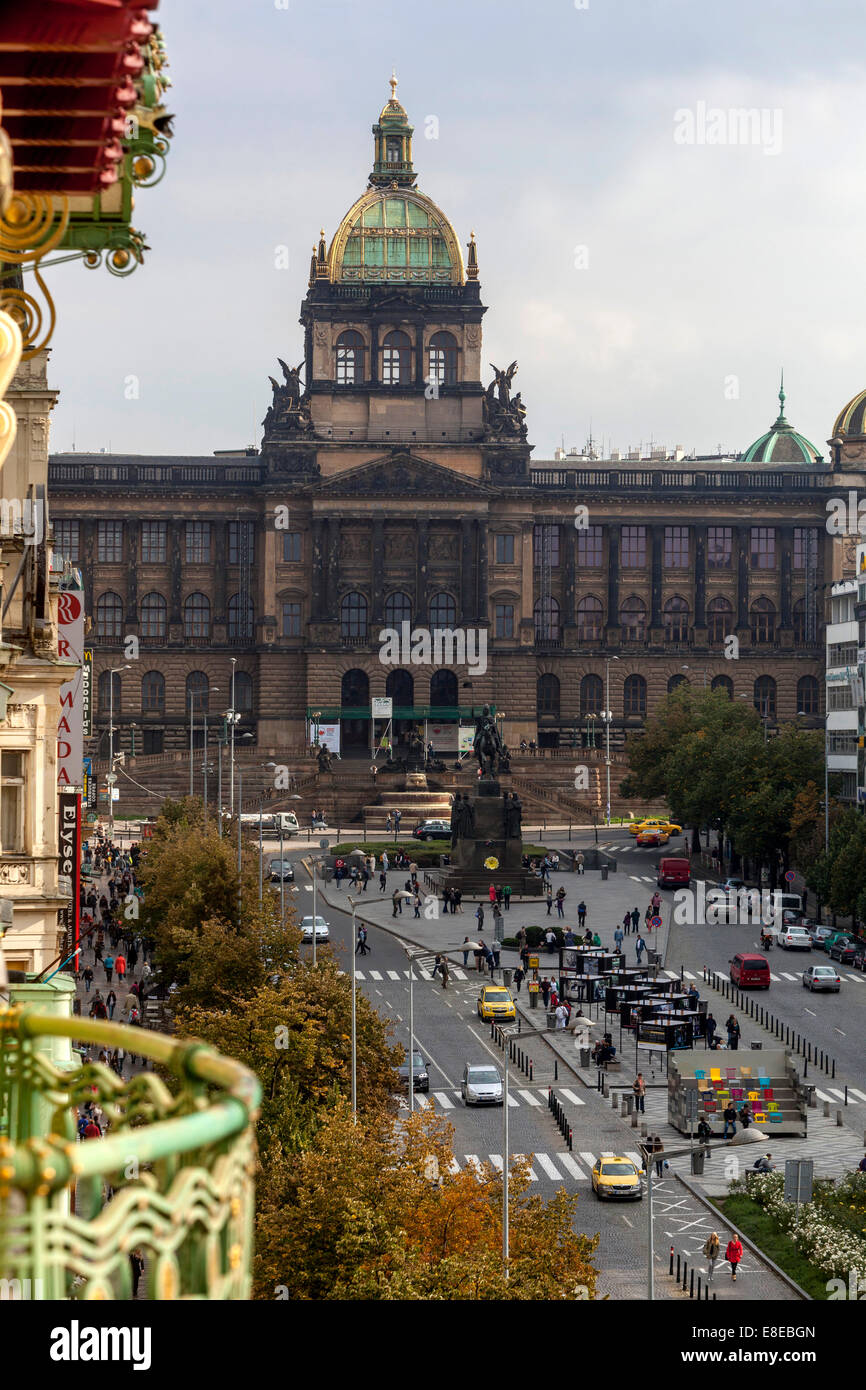 Blick auf den Wenzelsplatz Prag vom Balkon des Grand Hotel Europa, hinter dem Nationalmuseum Prag, Tschechische Republik Stockfoto