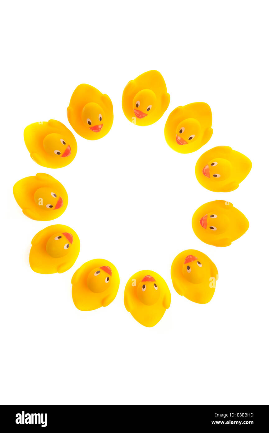 gelbe Plastikspielzeug Enten im Kreis, Teamwork Konzept Stockfoto