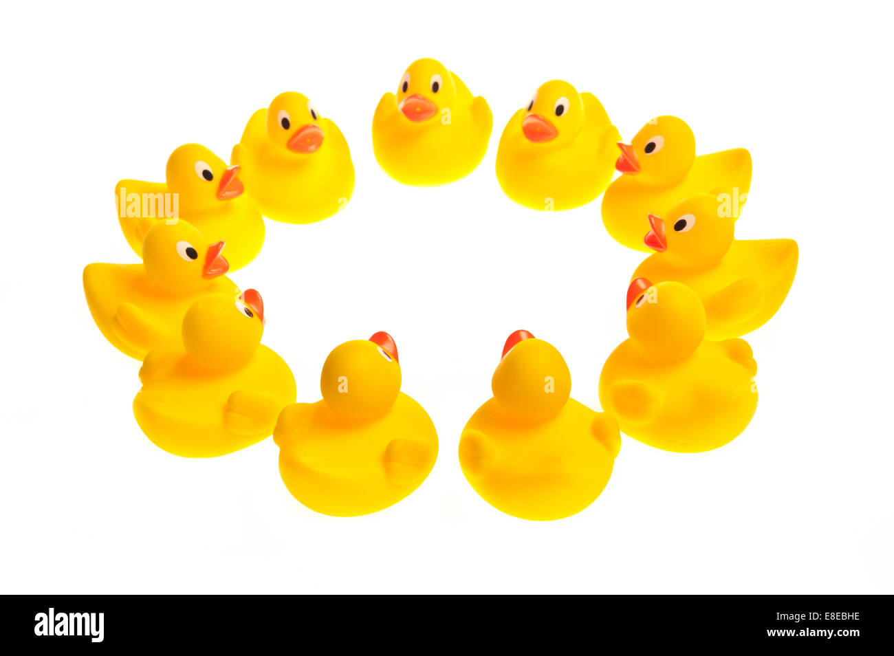 gelbe Plastikspielzeug Enten im Kreis, Teamwork Konzept Stockfoto