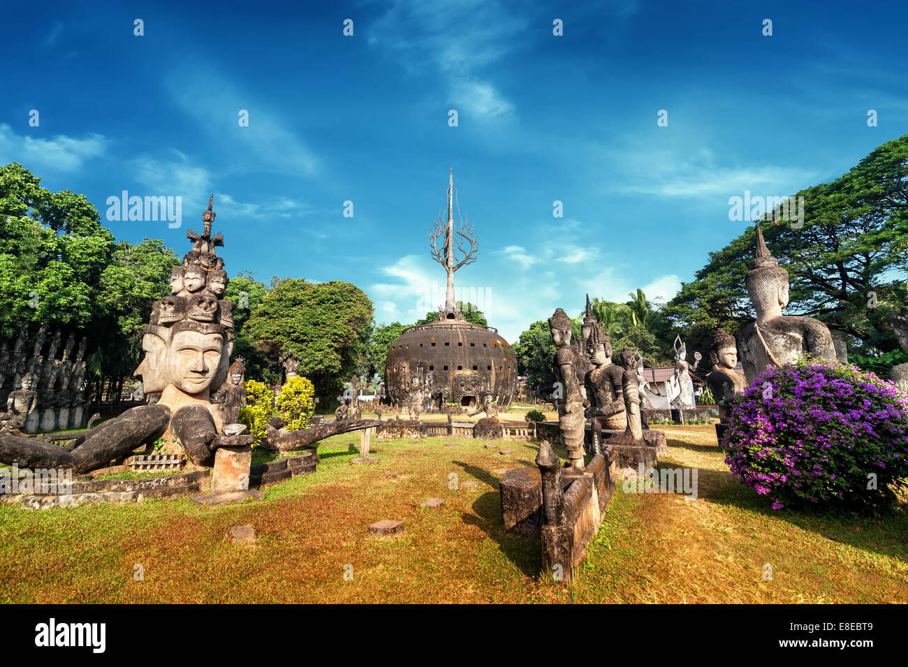 Herrliche Aussicht auf Mythologie und religiöse Statuen im Wat Xieng Khuan Buddha Park. Vientiane, Laos Stockfoto