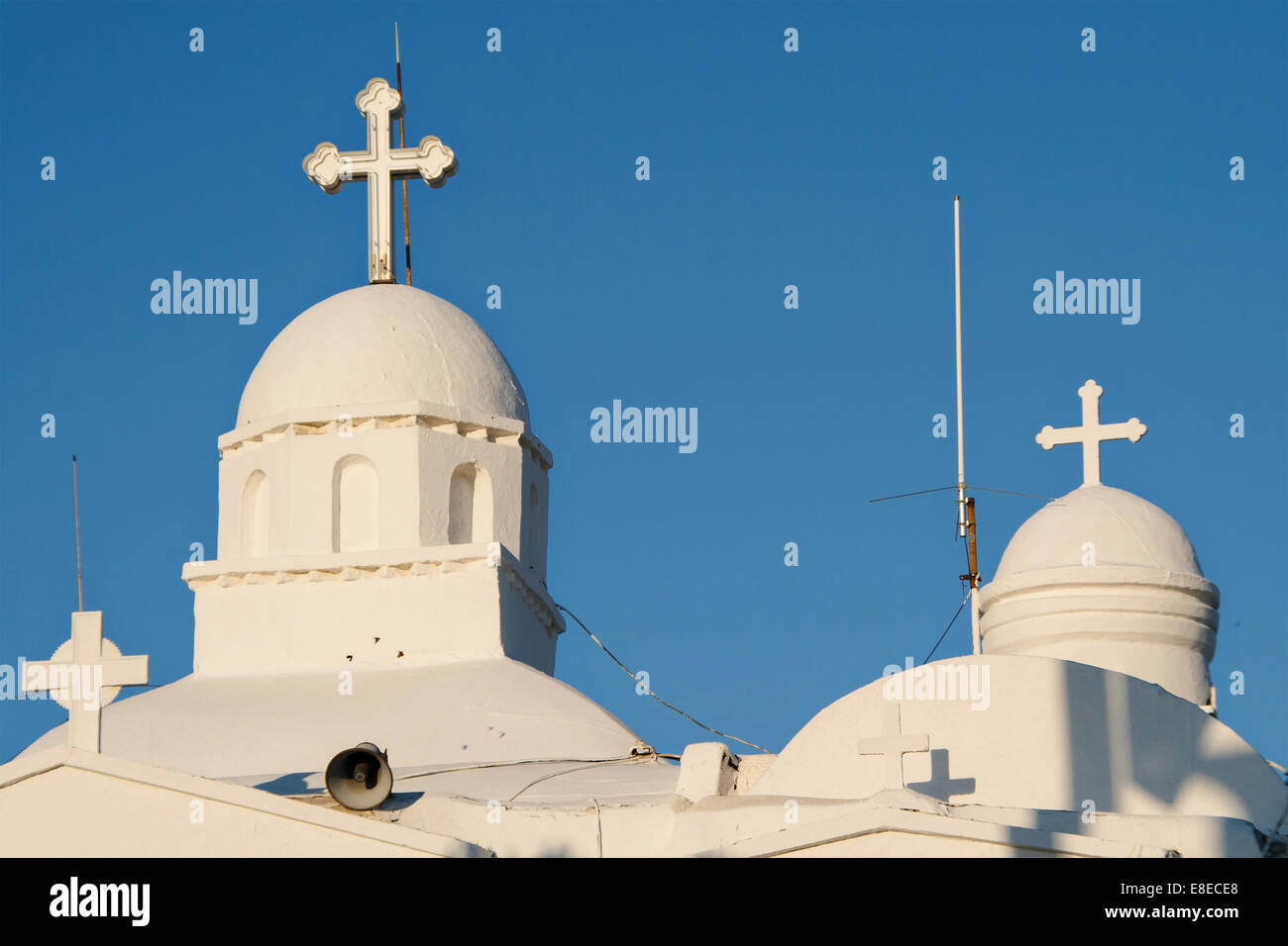 Kuppeln der Agios Georgios-Kirche an der Spitze des Hügels Lycavittos in Athen, Griechenland. Stockfoto