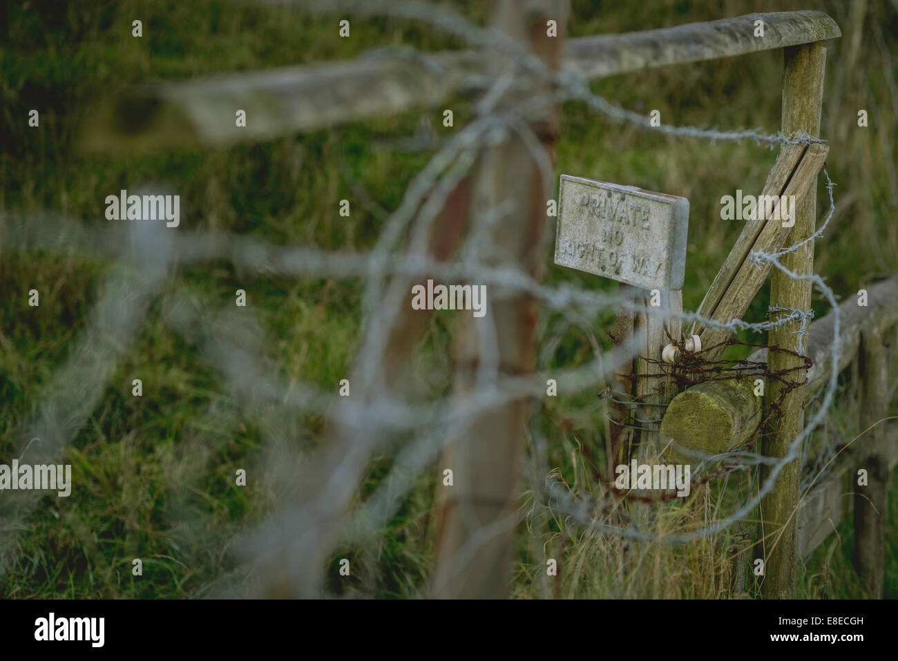 Private Nr. Vorfahrt Zeichen unter Barbwire und Zaunpfosten Stockfoto