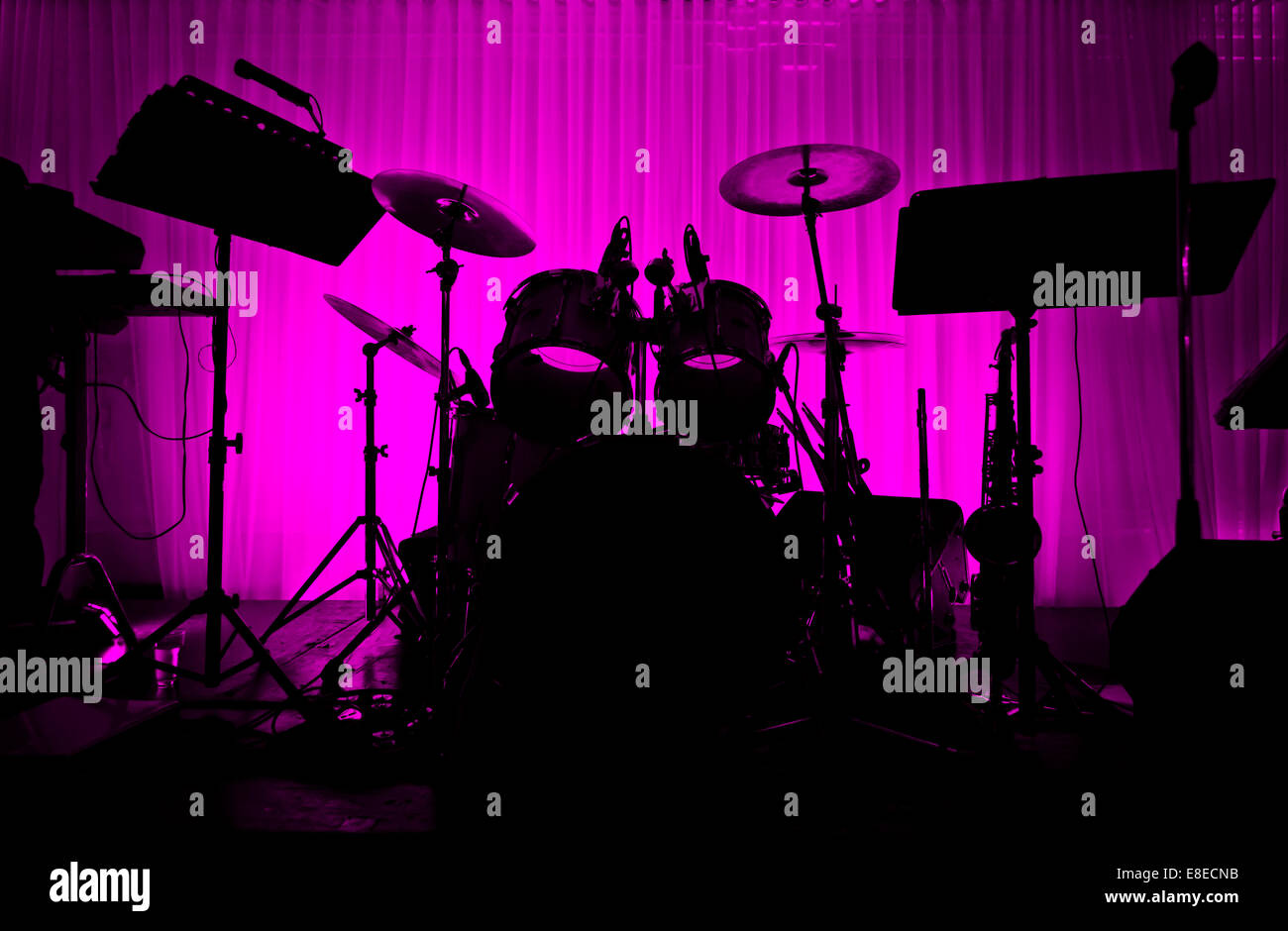 Trommel in der Silhouette mit kein Musiker. Leere Bühne - Logo entfernt Stockfoto