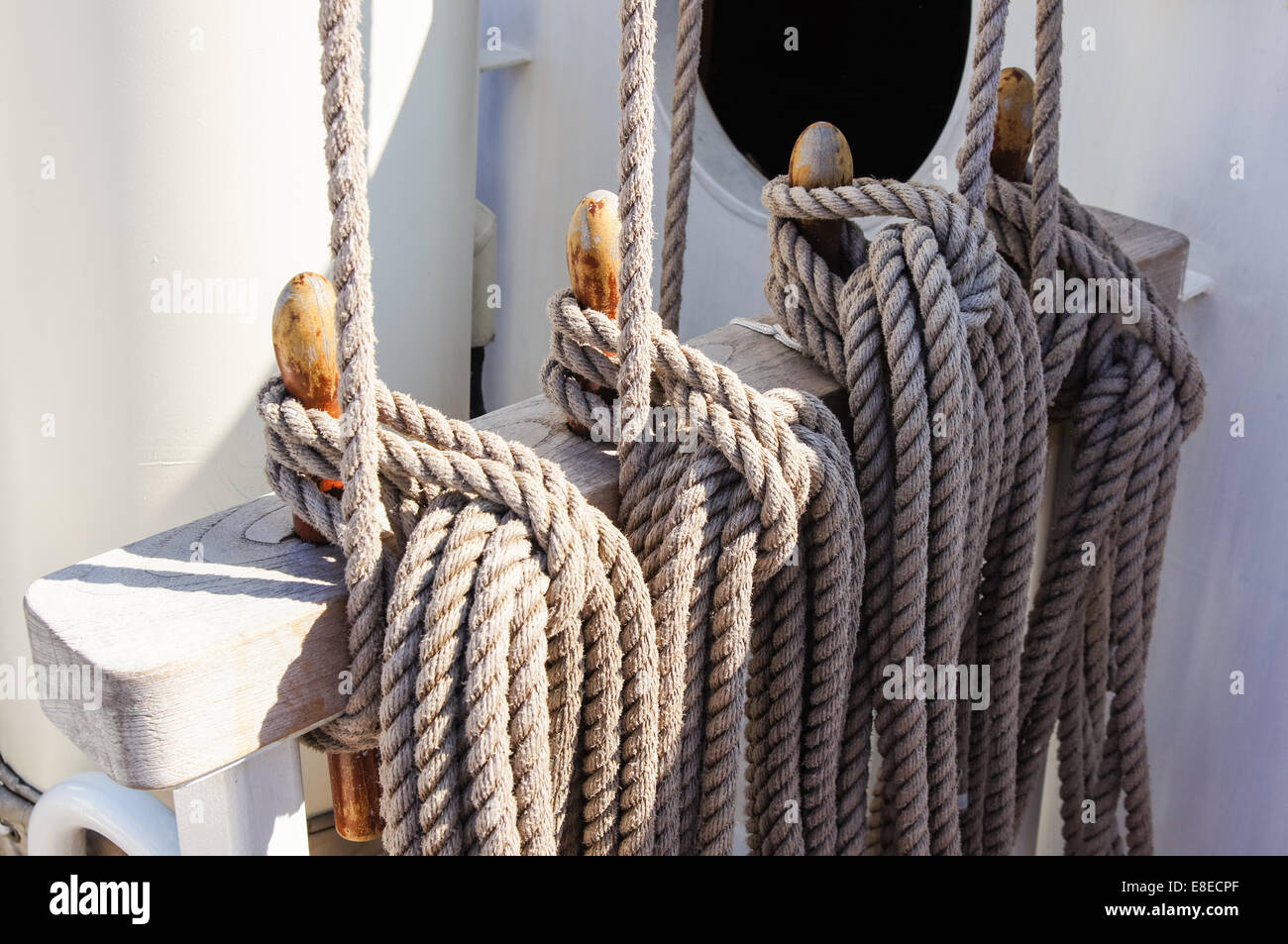 Hohe Schiffsbespanner, gefesselte Seile Stockfoto
