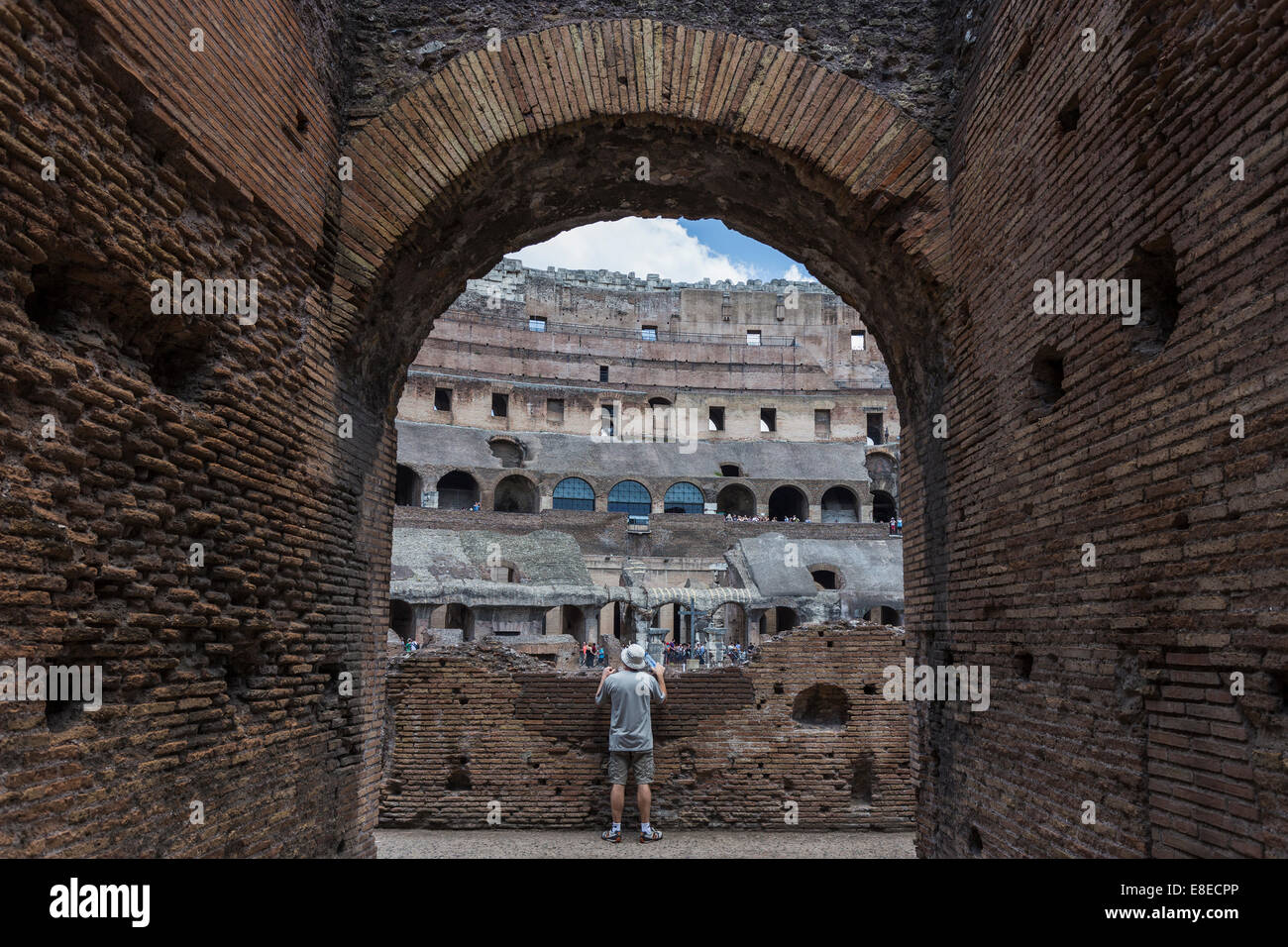 Mann in das Kolosseum oder Kolosseum aka Flavian Amphitheater (Anfiteatro Flavio, Colosseo), Rom, Italien Stockfoto