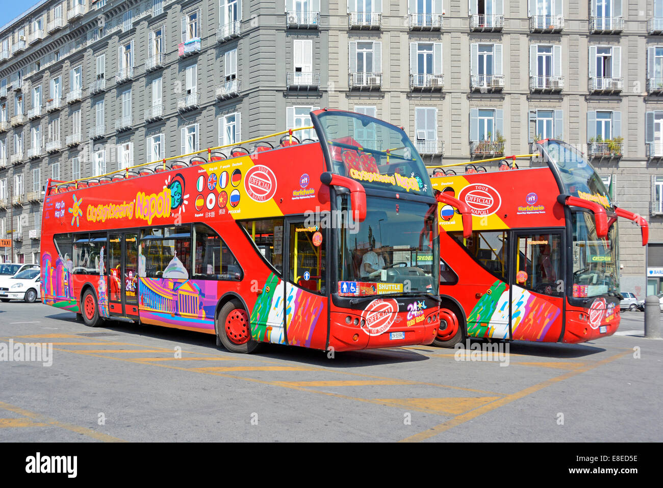 Naples Tour Busse Morgen warten auf Touristen ankommen für Sightseeing-Touren von Neapel Stockfoto