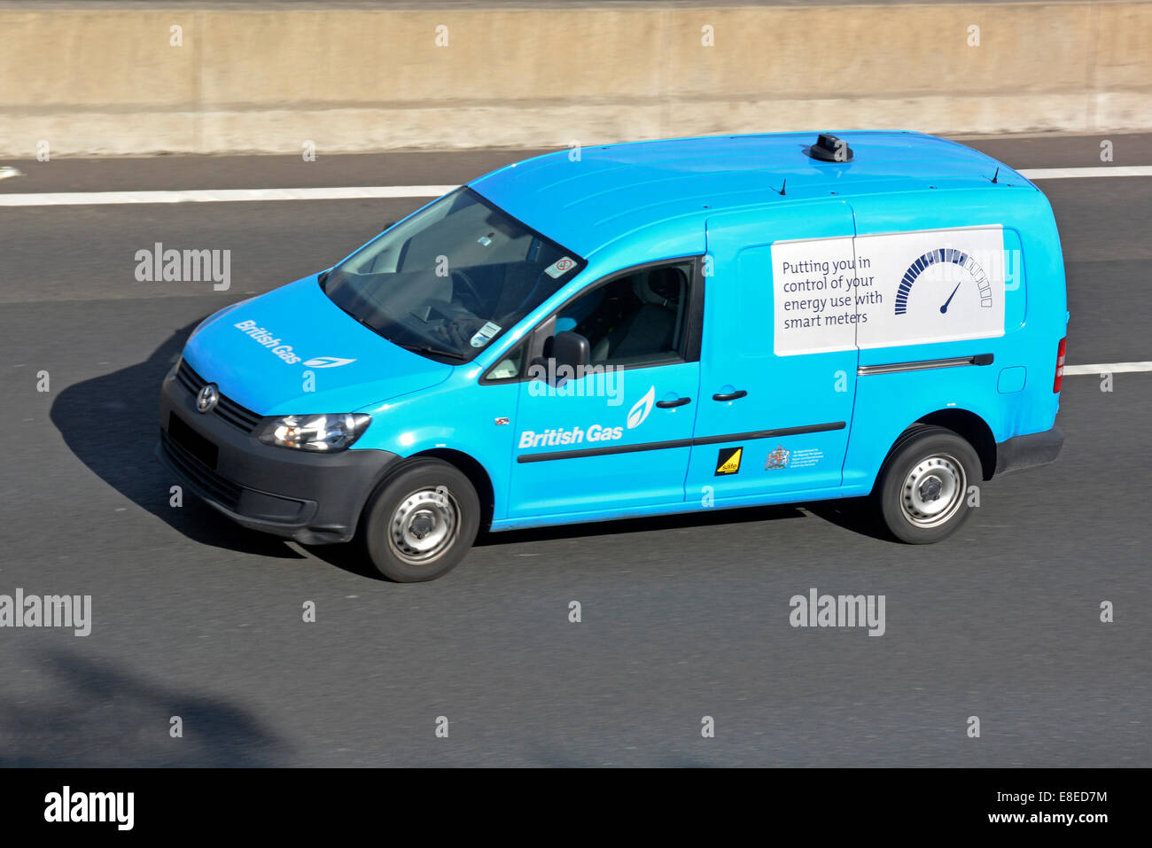 Blick auf British Gas von oben Nutzfahrzeug-Van, der auf der Autobahn M25 fährt, mit Werbetafel für intelligente Energiezähler Essex England UK Stockfoto