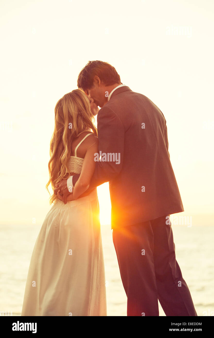 Schöner Sonnenuntergang Hochzeit. Braut und Bräutigam bei Sonnenuntergang Stockfoto
