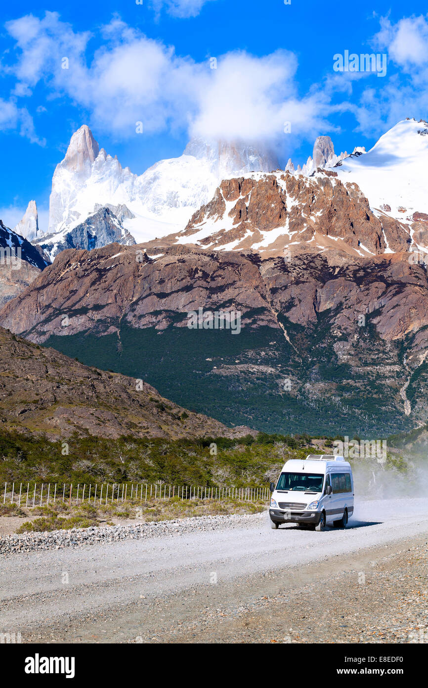 Touristischen Auto unterwegs im Fitz Roy Gebirgszug, der Nationalpark Los Glaciares, Argentinien. Stockfoto