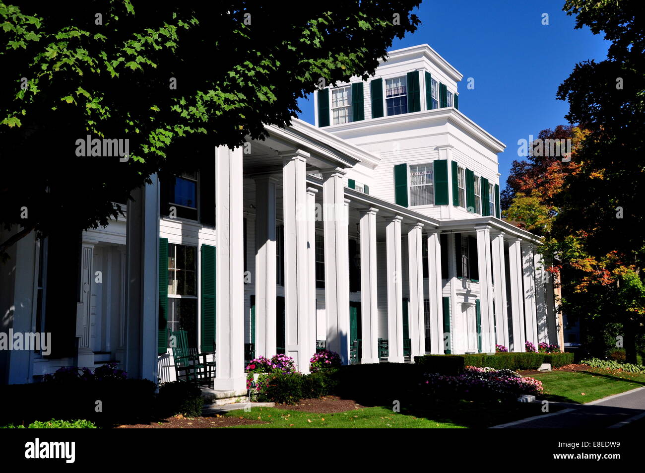 Manchester Village, Vermont: The Greek Revival Equinox Luxushotel und Resort ist ein Dorf Wahrzeichen gegründet 1769 Stockfoto