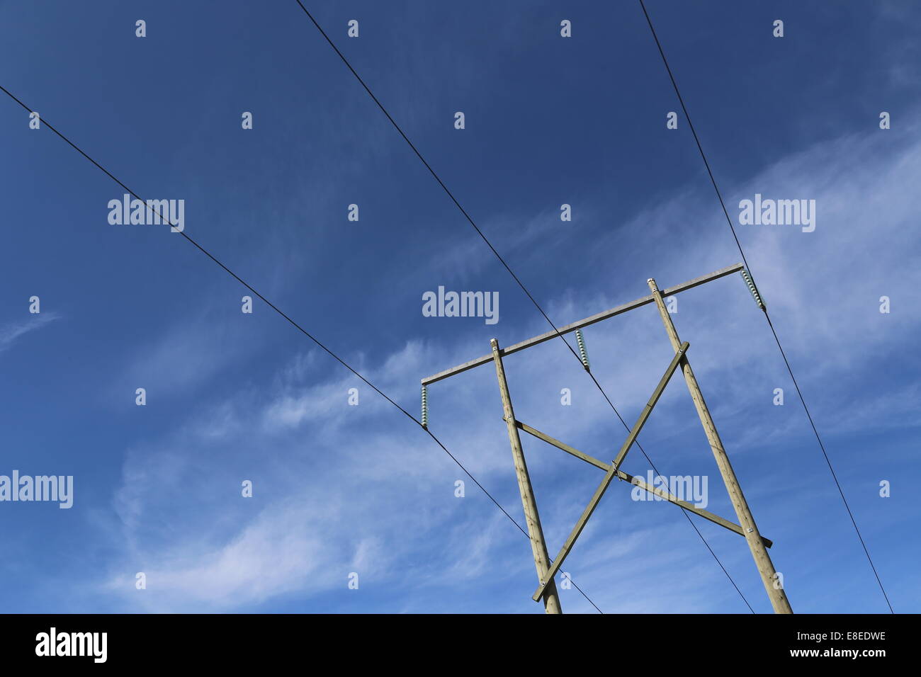 Macht Hochspannungsleitungen gegen blauen Himmel Stockfoto