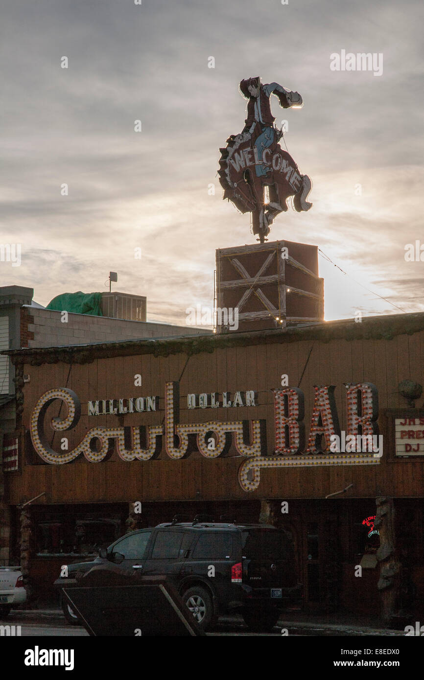 Ein Sonnenuntergang Blick auf die berühmte "Cowboy Bar" in Jackson Wyoming USA--eine Ikone von der kleinen Stadt und es ist western Heritage. Stockfoto