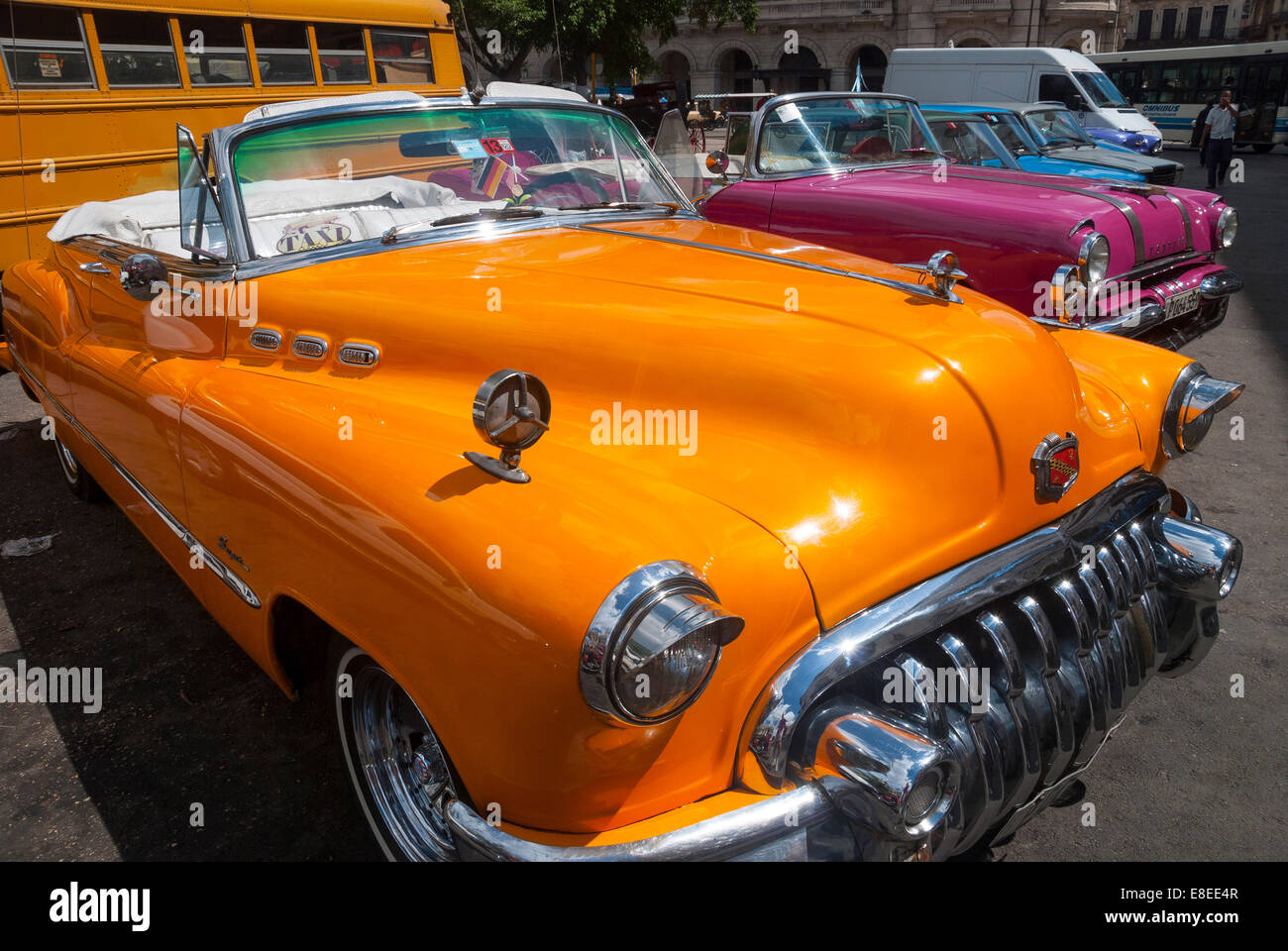 Manchmal bezeichnet als Yank Tanks klassischen amerikanischen Oldtimern häufig als ein Taxi und Tour Service in Havanna Kuba dienen Stockfoto