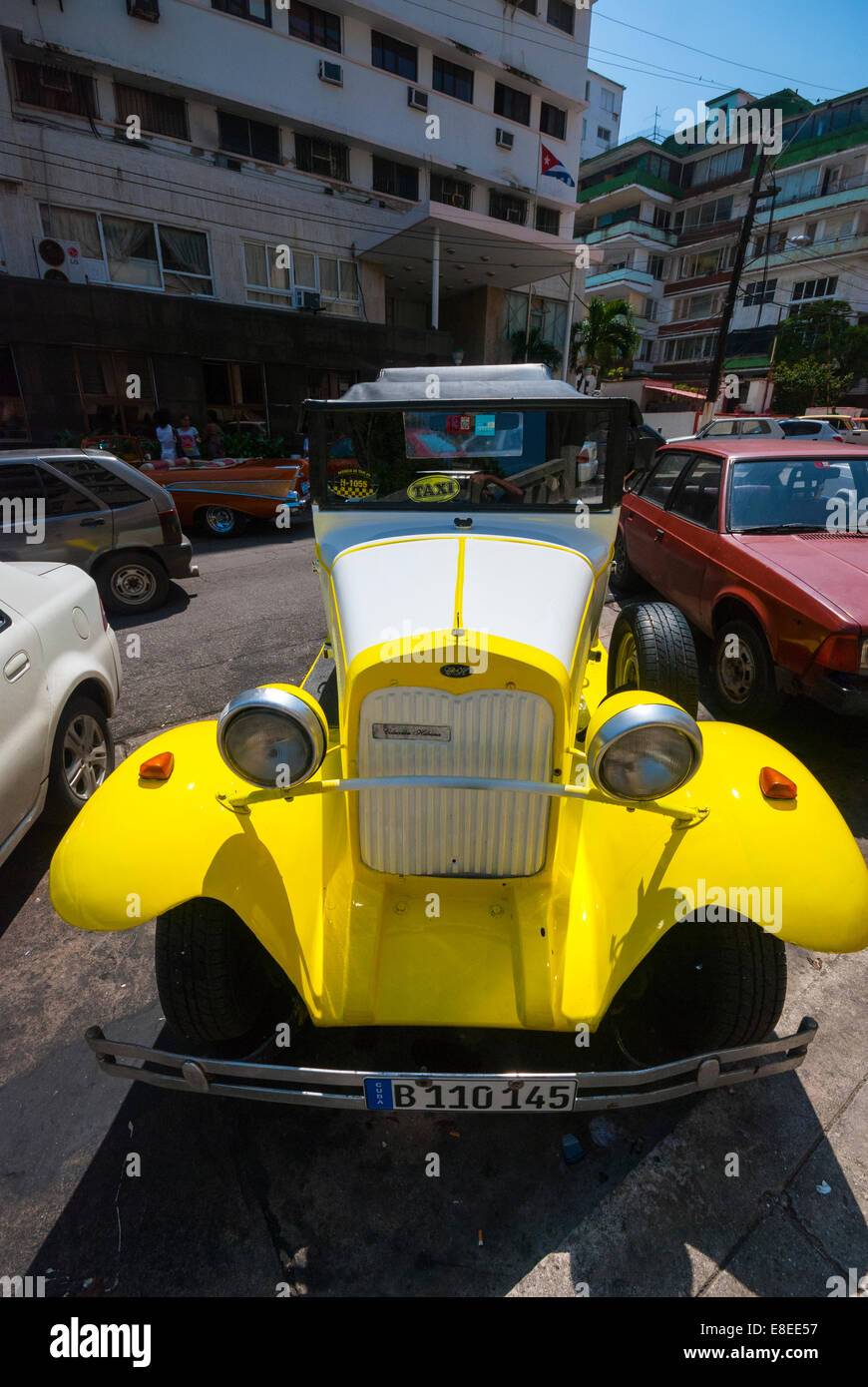 Eine antike und maßgeschneiderte Ford, der als ein Taxi-Service für Touristen verwendet wird ist in der Nähe von Hotel Capri in Havanna Kuba geparkt. Stockfoto