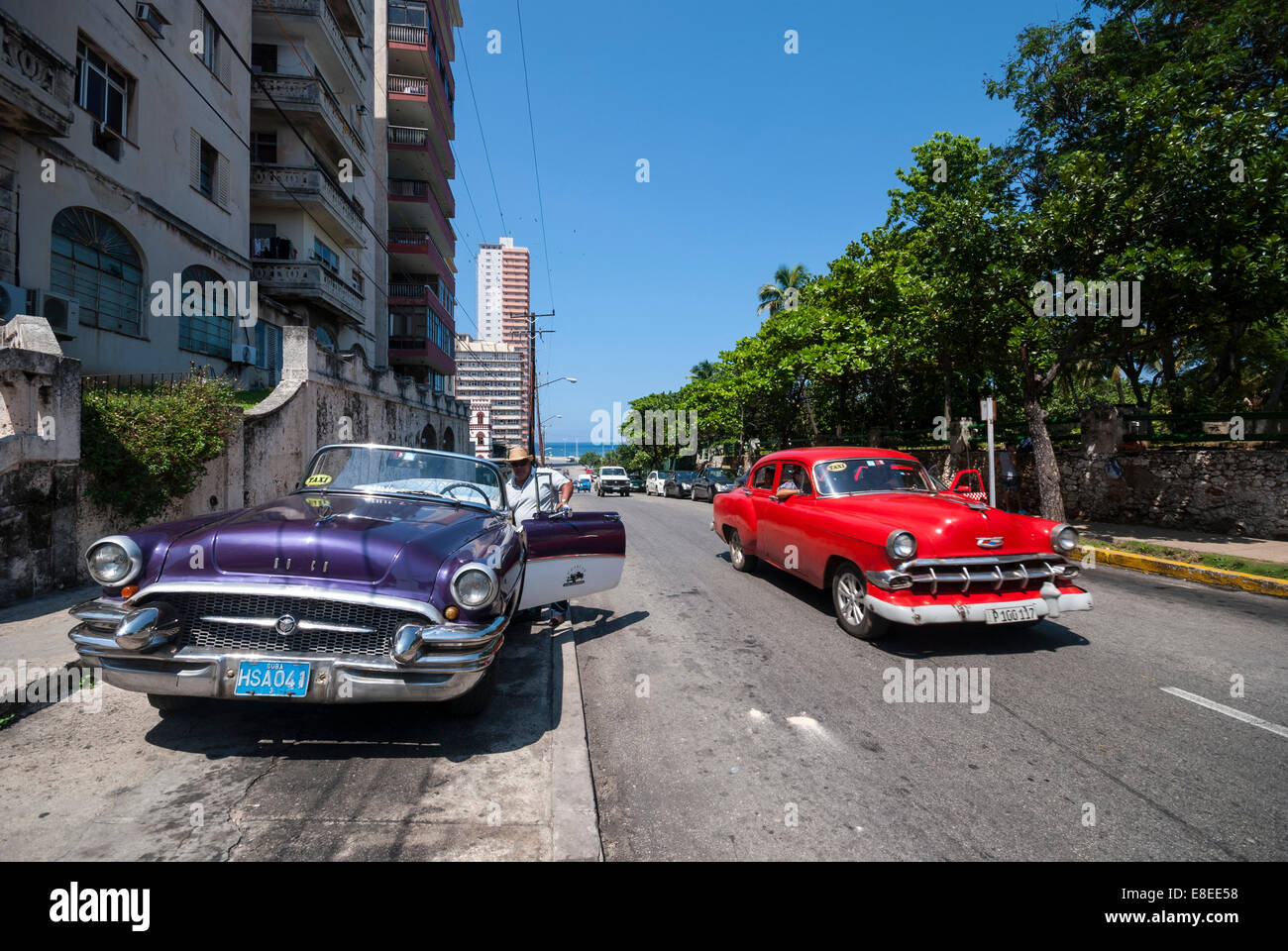 Amerikanische Oldtimer dienen als Taxis auf Calle O außerhalb des Hotel Nacional in der Innenstadt von Havanna Kuba Stockfoto