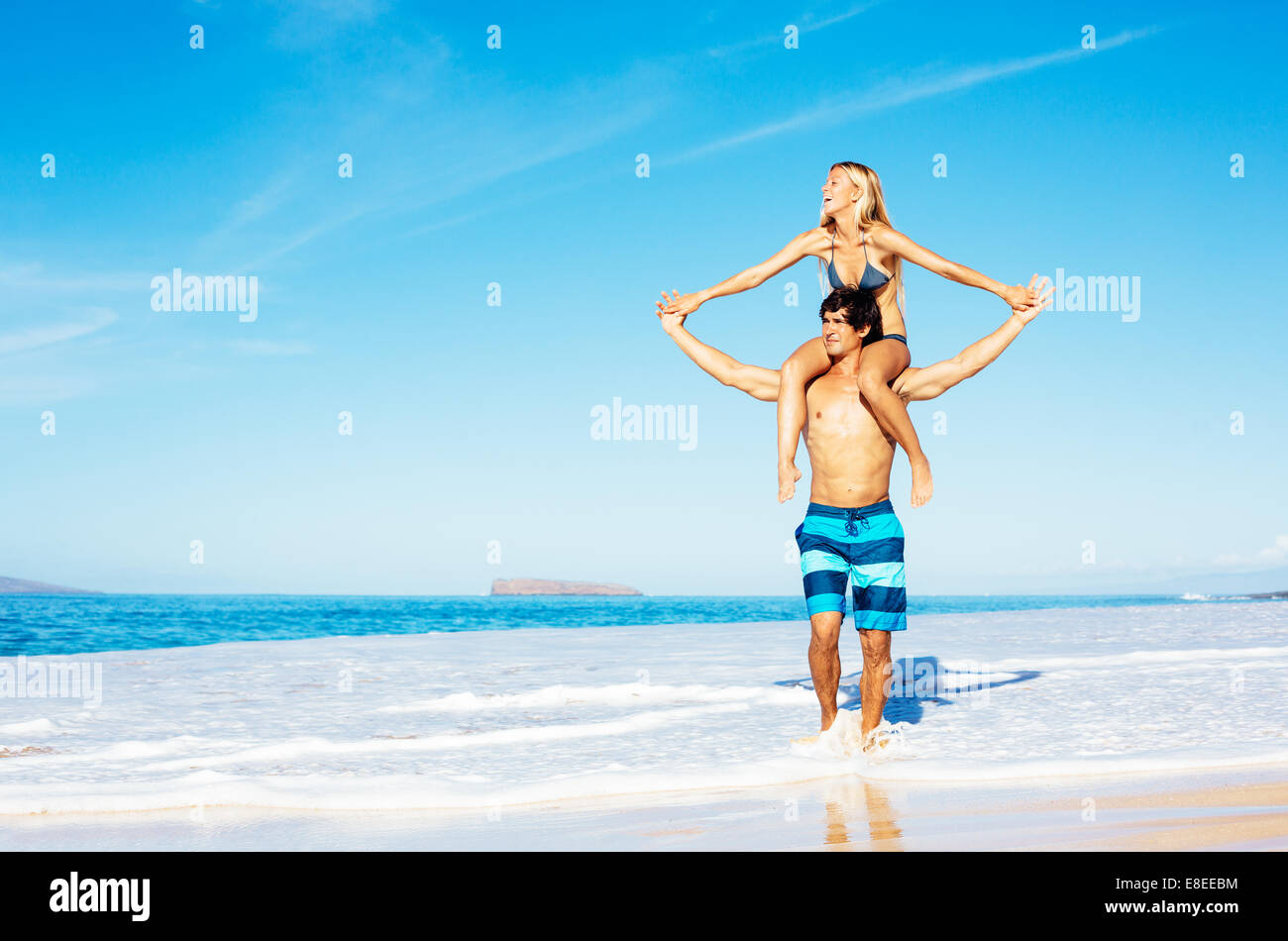 Attraktive gut aussehende Paar am sonnigen Strand Stockfoto