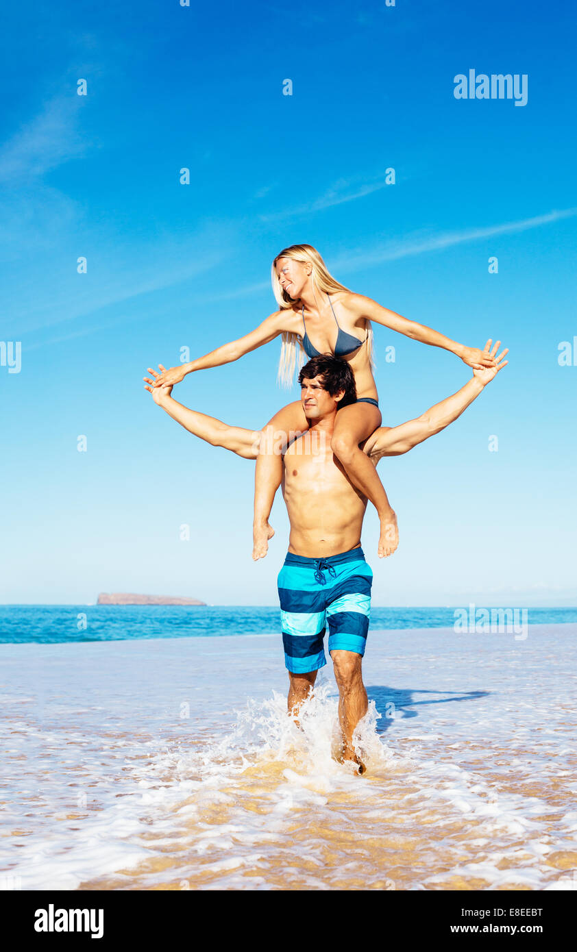 Attraktive gut aussehende Paar am sonnigen Strand Stockfoto