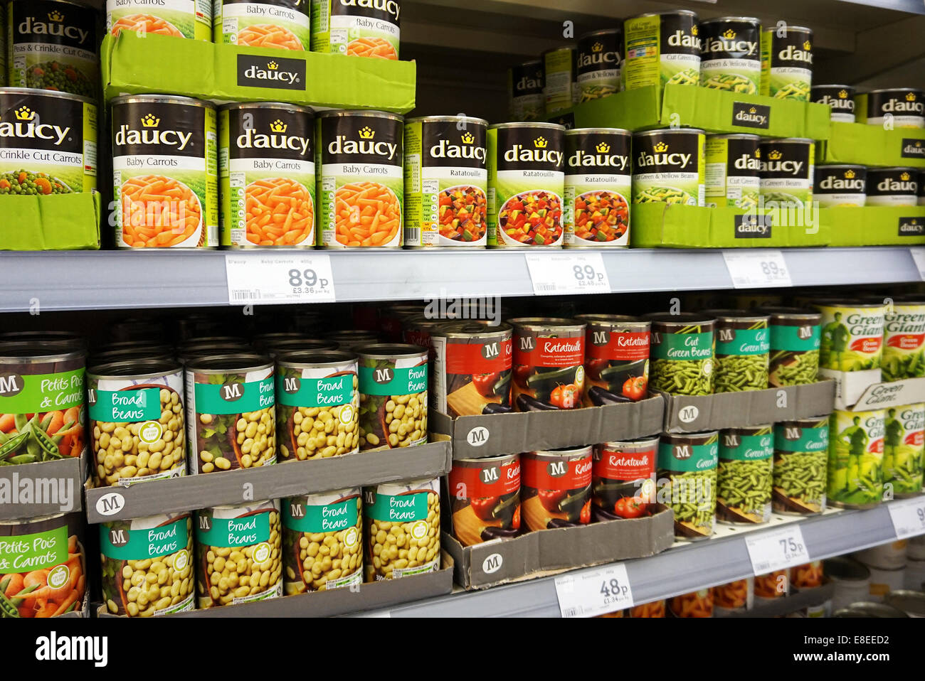 Konservierte Gemüse in eine britische Supermarktkette Stockfoto