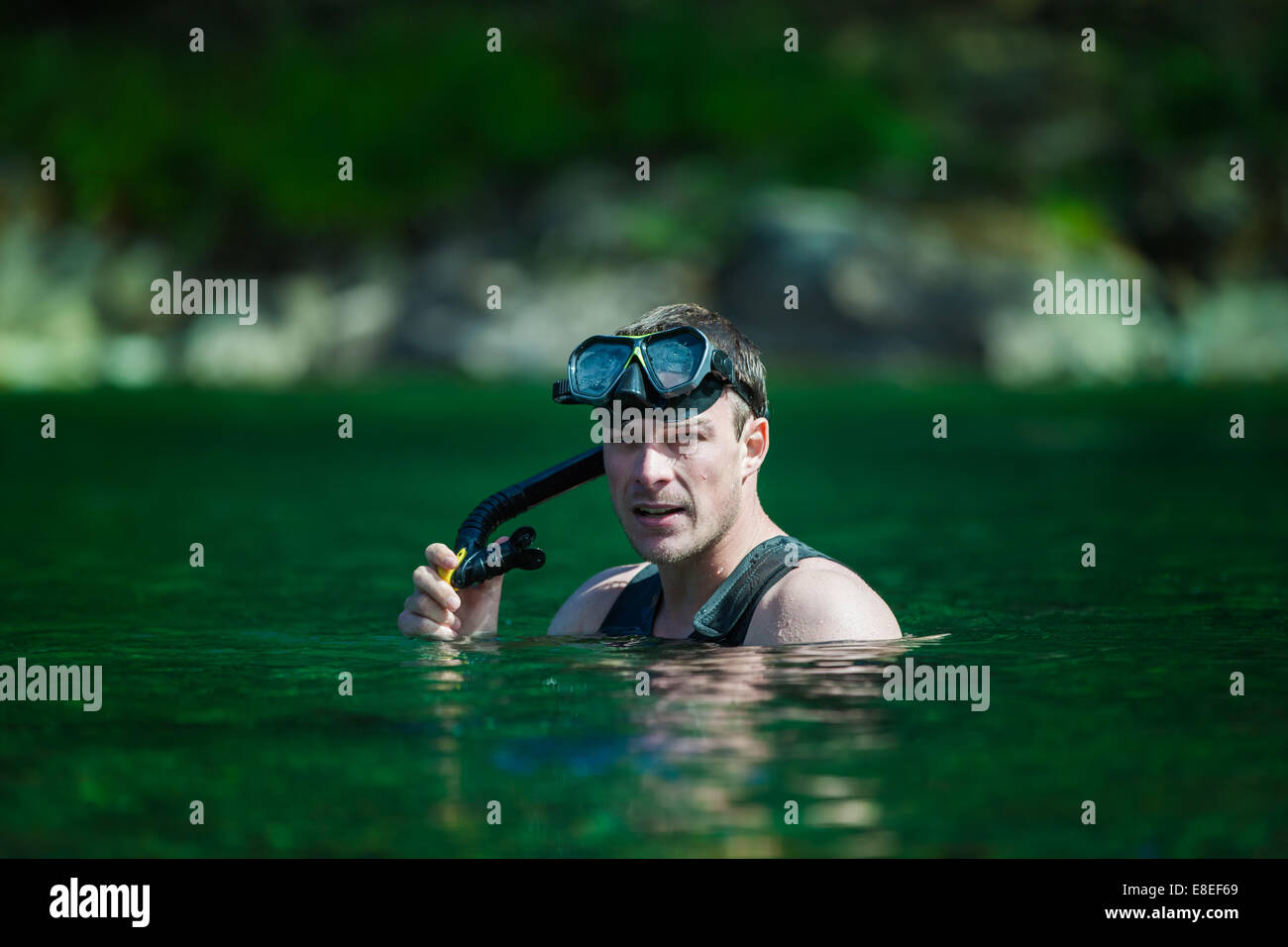Young Adult Schnorcheln in einem Fluss mit Brille und Tauchen. Stockfoto