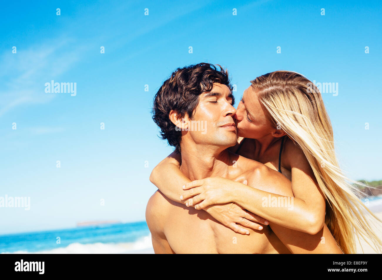 Attraktive gut aussehende Paar am sonnigen Strand Stockfoto