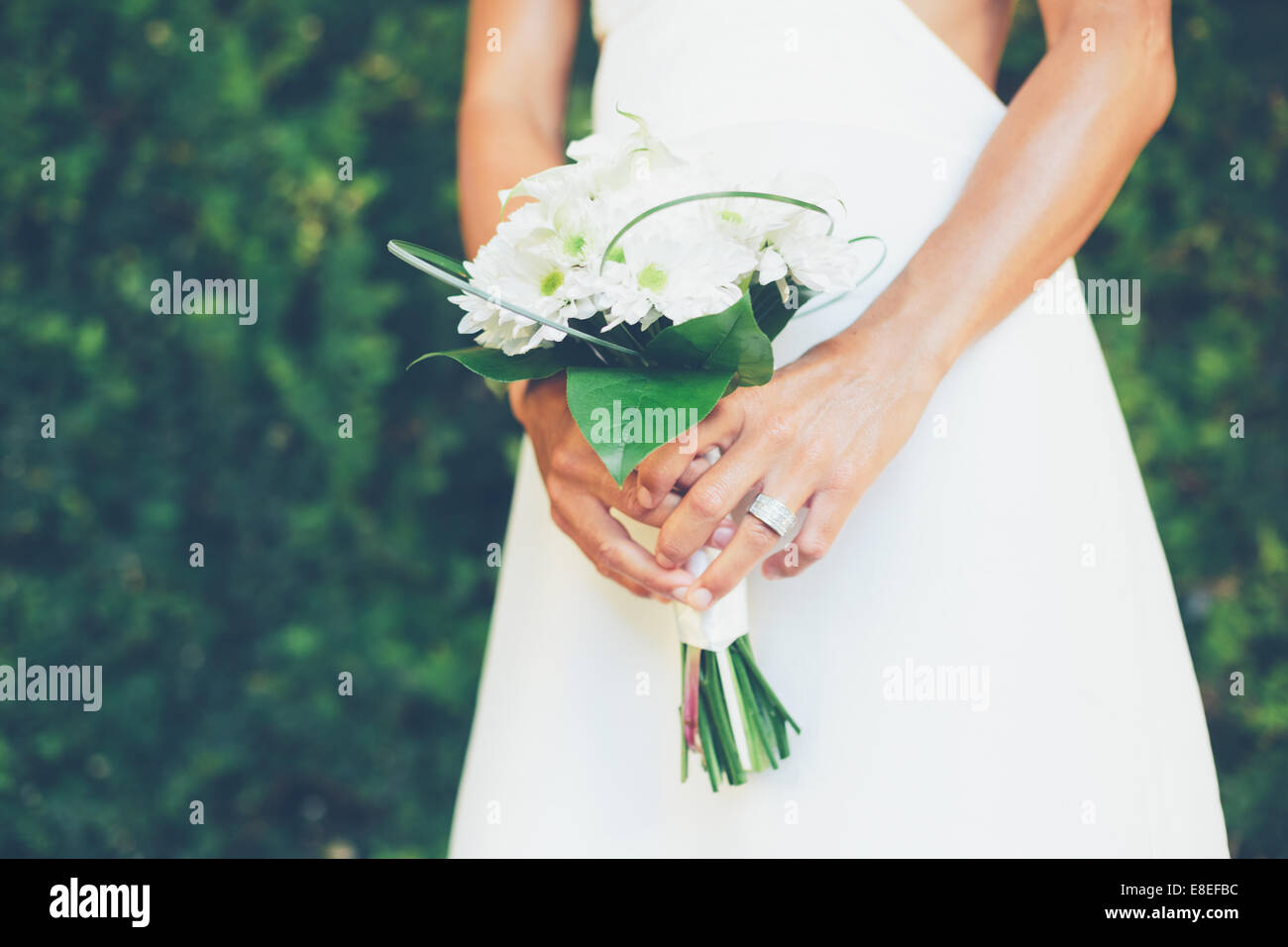 Schöne Braut mit Brautstrauß, Nahaufnahme Detail. Soft-Fokus, geringe Schärfentiefe. Stockfoto