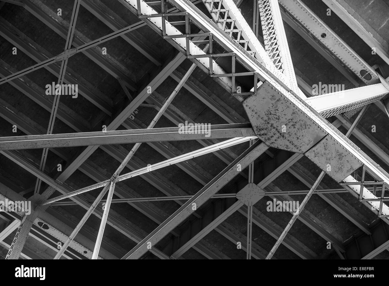 Unterseite eines genietet und geschraubt Brückenbauwerk Stockfoto